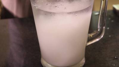 Agua de alfalfa con limón