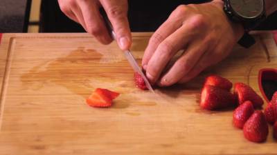 Merengue con crema batida y fresas