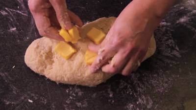 Rosca de Reyes rellena de queso con zarzamora